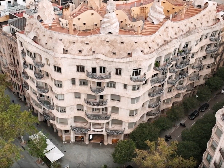 La Pedrera – Casa Milà: la obra maestra de Gaudí que debes visitar en Barcelona La Pedrera – Casa Milà de Antoni Gaudí en Barcelona, con su fachada ondulante de piedra en Passeig de Gràcia