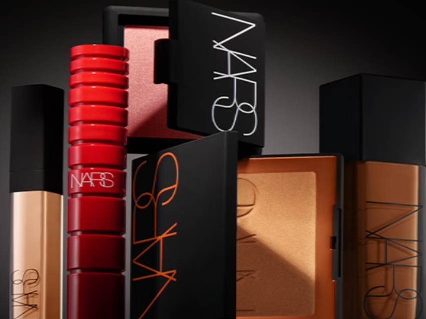 NARS Cosmetics: Maquillaje de Alta Calidad para Todo Tipo de Piel Productos de NARS Cosmetics sobre fondo elegante, incluyendo base de maquillaje, rubor y labial, representando maquillaje de alta calidad para todo tipo de piel.